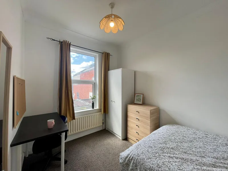High Street // 4 Bed House // Aug 2026 - Thumbnail 6